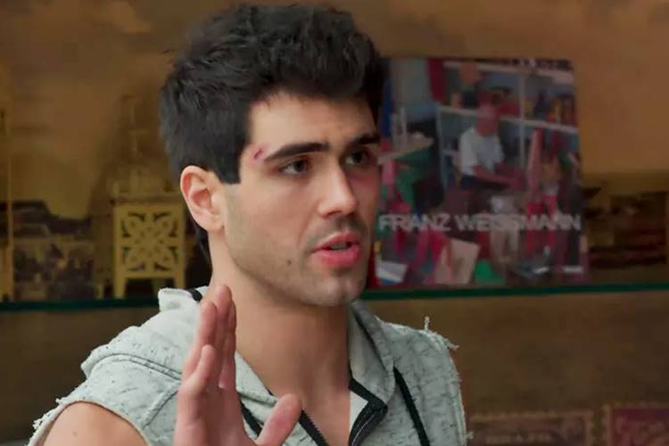 Rômulo se oferece para trabalhar no hostel