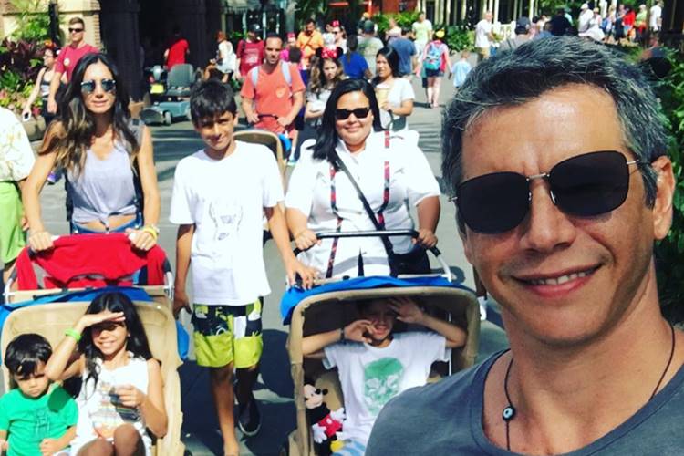 Marcio Garcia aproveita parques da Disney com a família