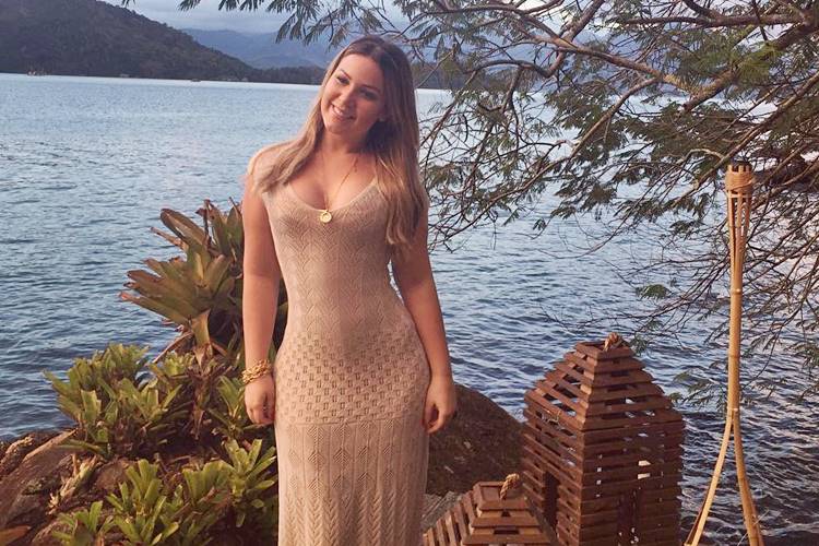 Maria Cláudia exibe cinturinha e recebe elogios de internautas