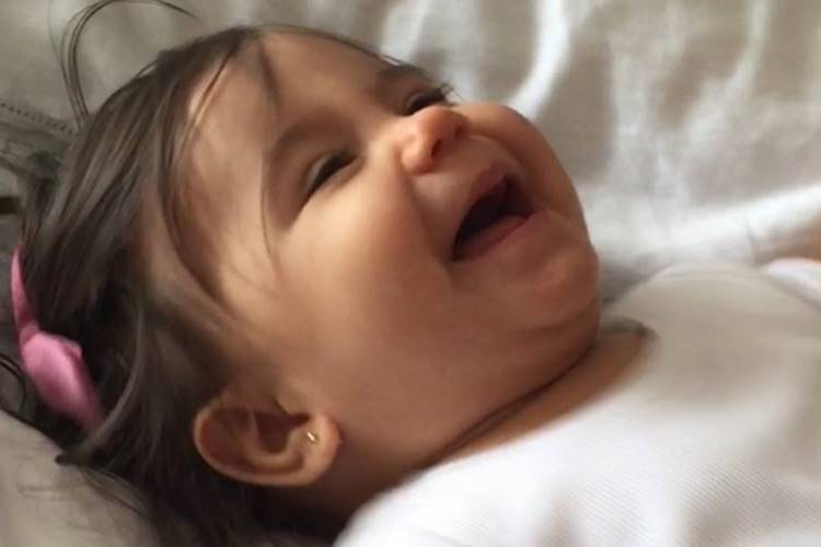 Deborah Secco posta vídeo da filha falando ‘papai’