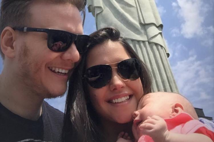 Michel Teló e Thais Fersoza levam Melinda ao Cristo Redentor, no Rio