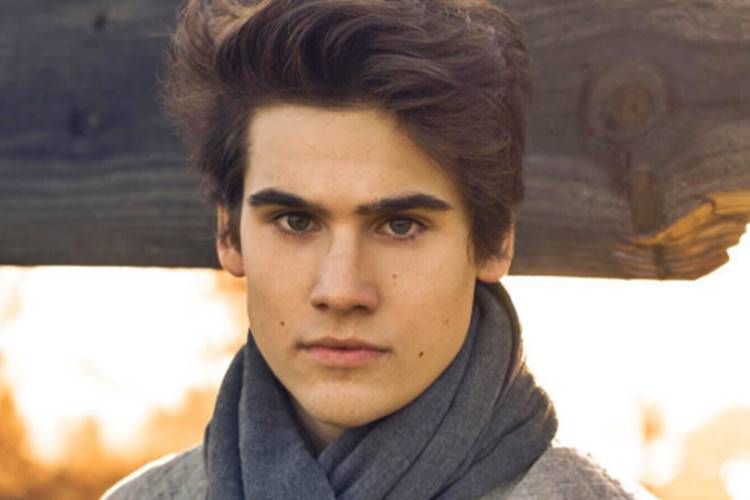 Nicolas Prattes faz aulas de músicas para viver roqueiro em novela