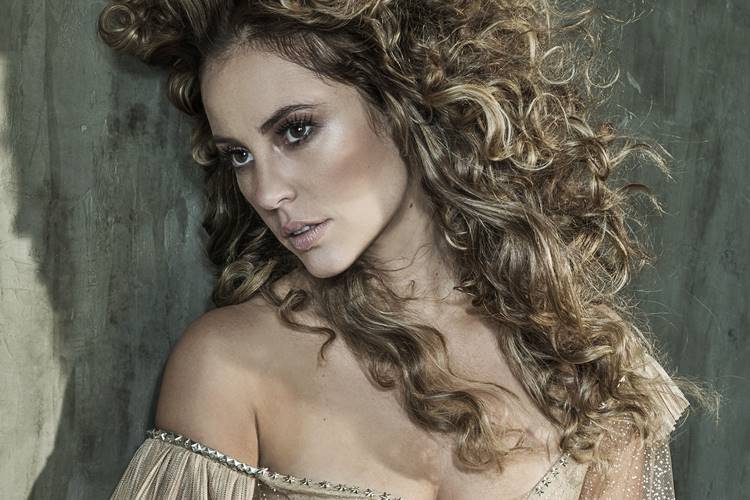 Paolla Oliveira posa para edição de aniversário de revista