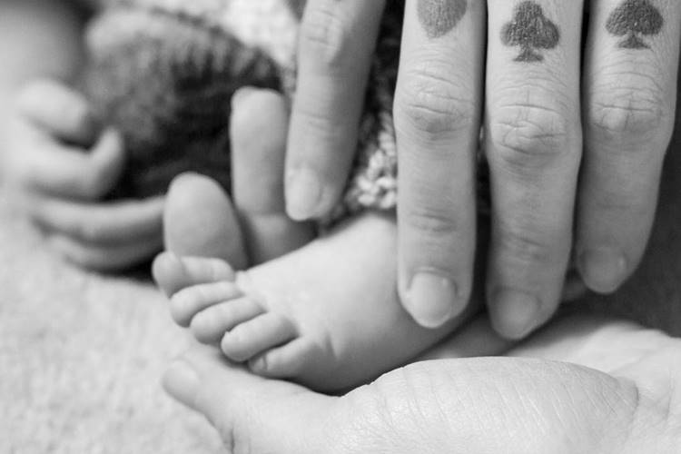 Pela primeira vez, Pitty mostra pezinho da filha nas redes sociais