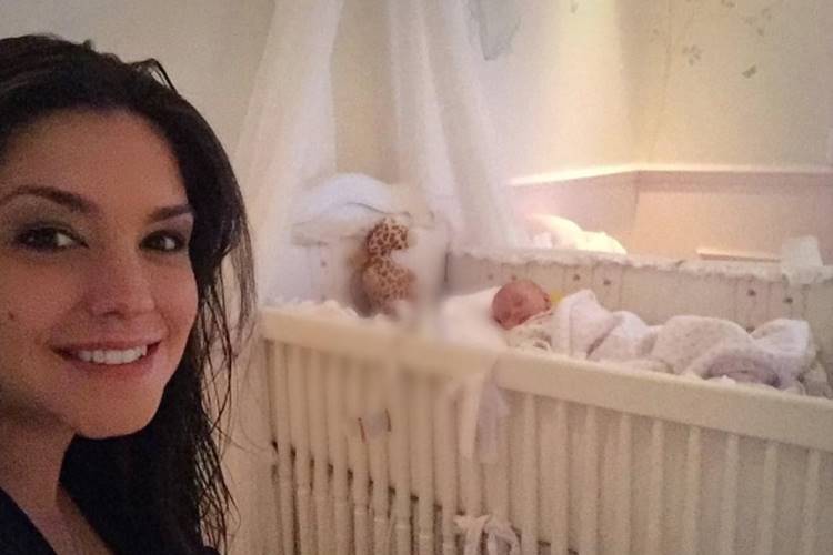 Thaís Fersoza mostra Melinda dormindo