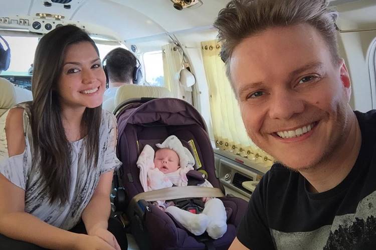 Michel Teló e Thaís Fersoza mostram primeira viagem de avião da filha