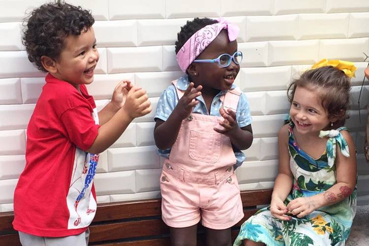 Titi, filha de Bruno Gagliasso, aparece brincando em foto