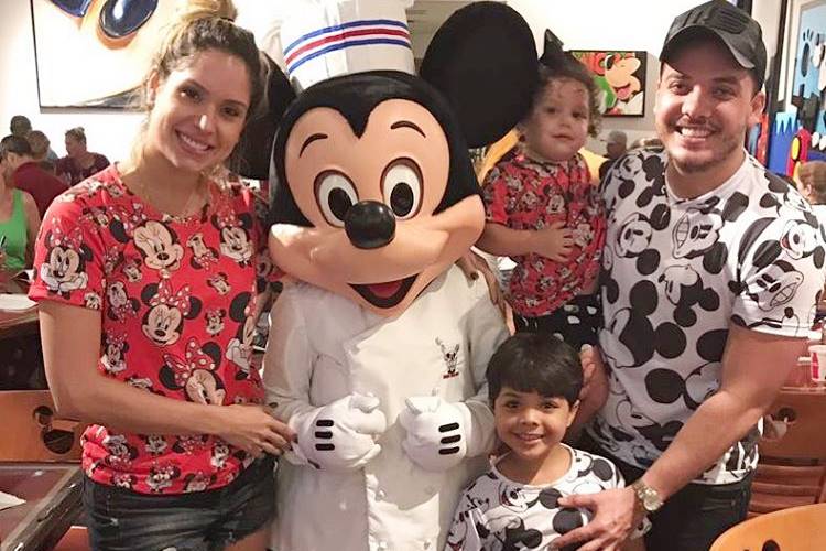 Wesley Safadão curte férias com a família na Disney