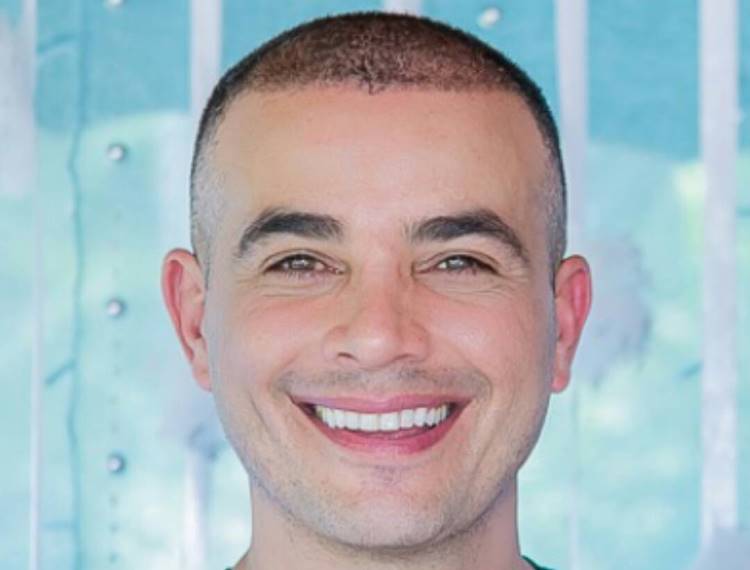 Anderson Di Rizzi raspa a cabeça e mostra resultado nas redes sociais