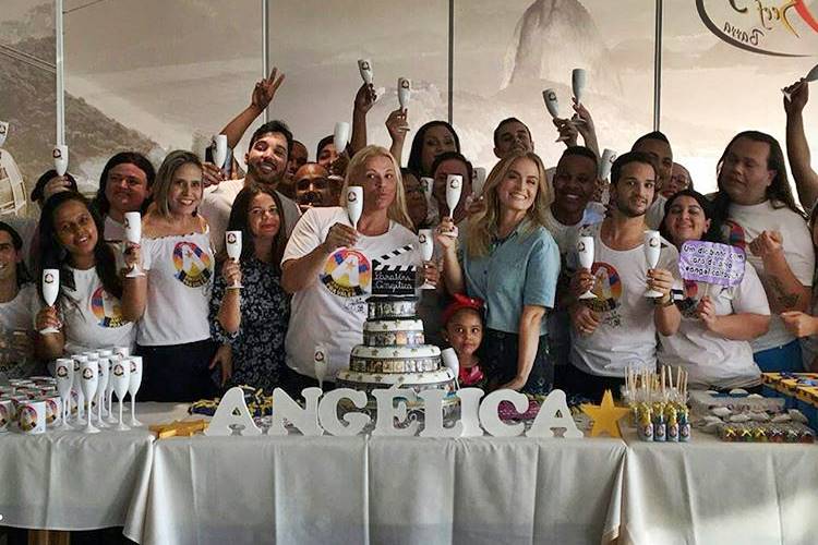 Angélica ganha festa surpresa de fãs em comemoração aos 30 anos de carreira