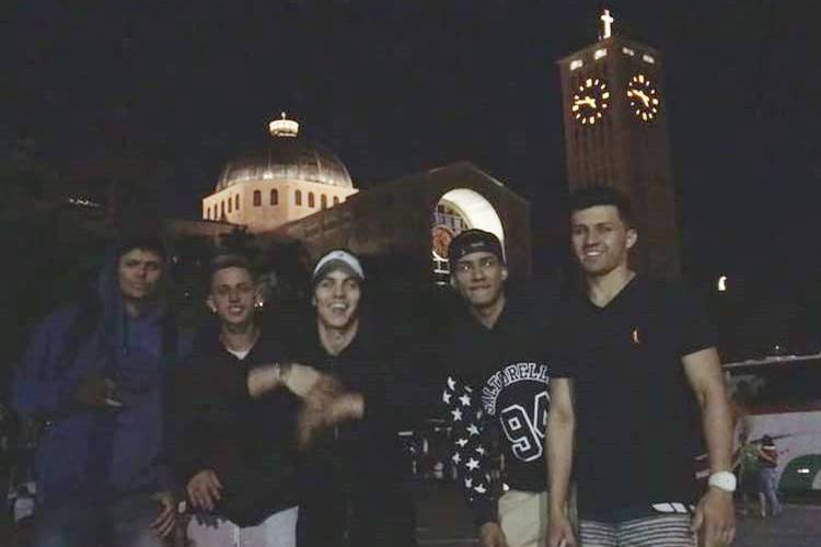 Biel paga promessa e caminha 25 km até a Basílica de Nossa Senhora Aparecida