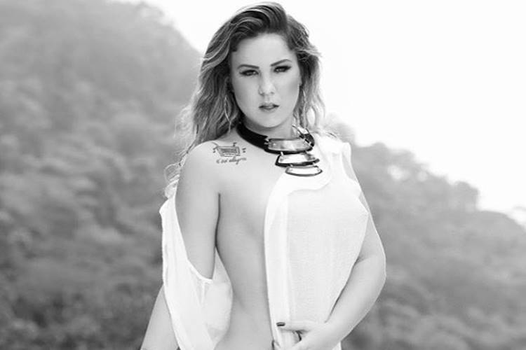 Maria Cláudia mostra corpão em click sensual