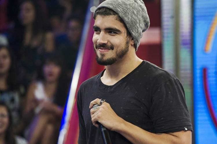 Caio Castro estaria vivendo affair com blogueira