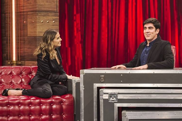 Deborah Secco solta a voz no Adnight