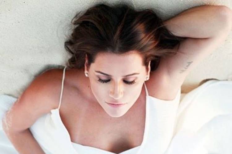 Deborah Secco relembra gravidez com click nas redes sociais