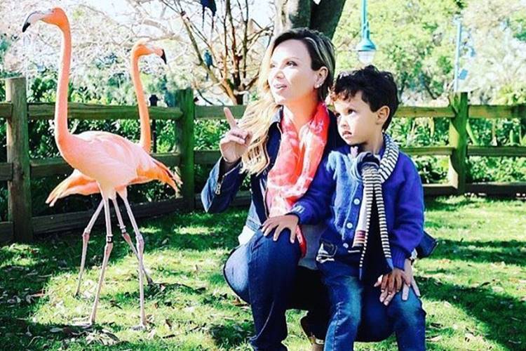 Eliana compartilha foto rara com o filho
