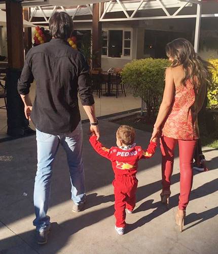 Fabio Faria e Patricia Abravanel com o filho Reprodução/Instagram