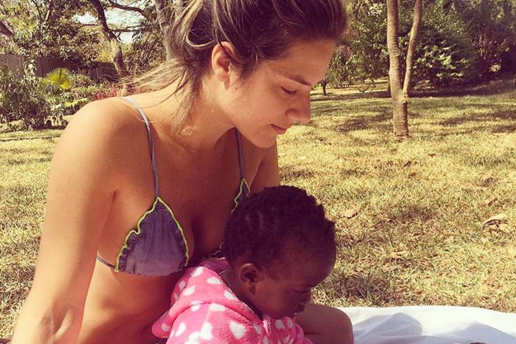 De biquíni, Giovanna Ewbank mostra momento com a filha