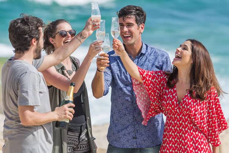 Haja Coracao - Felipe e Shirlei brindam com Camila e Giovani Artur Meninea/Gshow/Reprodução