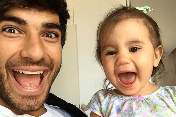 Deborah Secco compartilha click divertido de Hugo Moura e Maria Flor