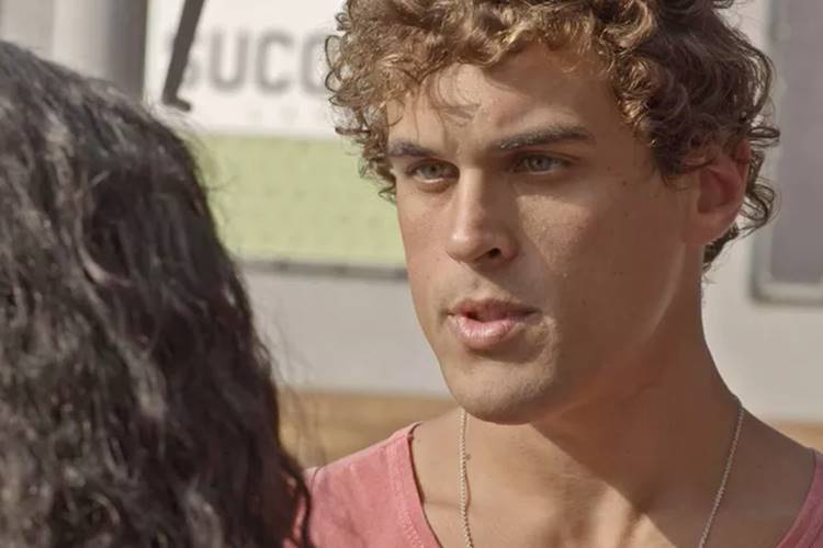 Gabriel pressiona Joana