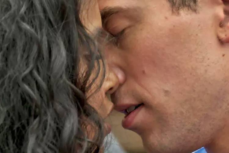 Joana e Giovane quase se beijam