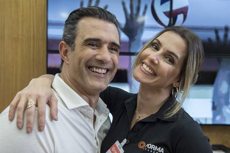 Ricardo e Tânia se beijam