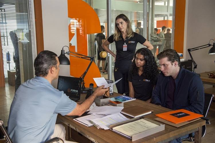 Malhacao - Ricardo mostra o exame para Joana e Caio Globo/Estevam Avellar