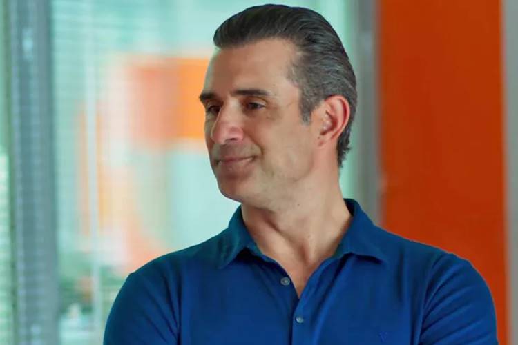 Ricardo promove Joana a sua assistente