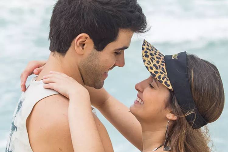Rômulo e Nanda curtem clima de romance na praia