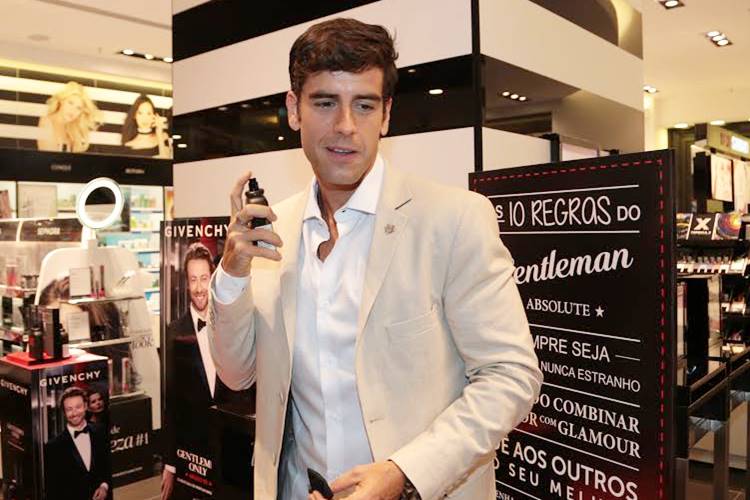 Marcos Pitombo vai em lançamento de perfume no Rio de Janeiro
