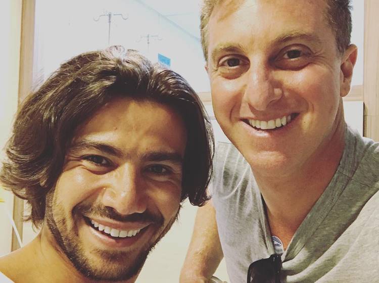 Luciano Huck visita Mariano no hospital após acidente no “Saltibum”