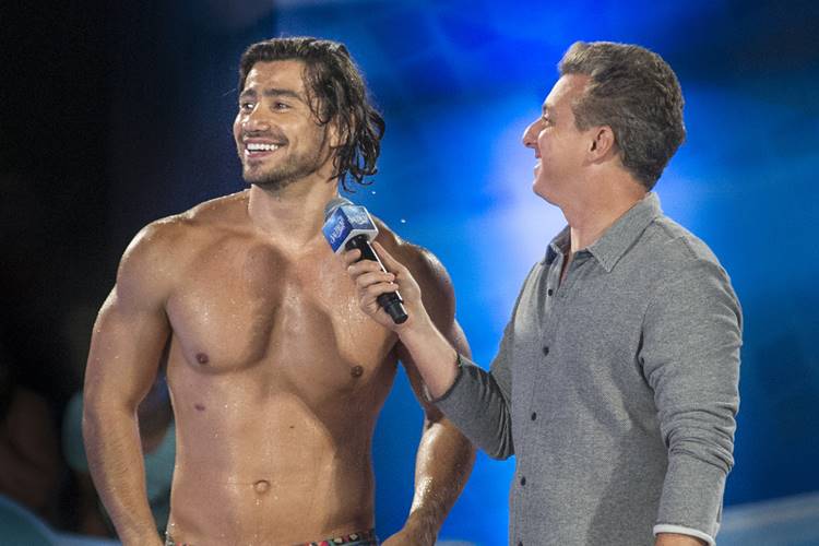 Luciano Huck tranquiliza fãs e afirma que Mariano está bem
