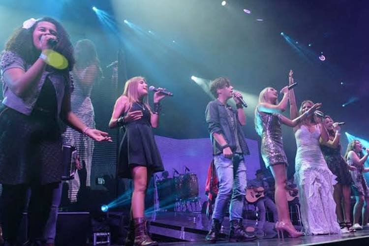 Participantes do The Voice Kids cantam com Ivete Sangalo Divulgação