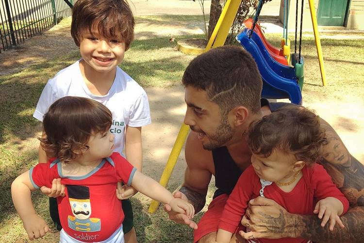 Pedro Scooby compartilha click na companhia dos três filhos