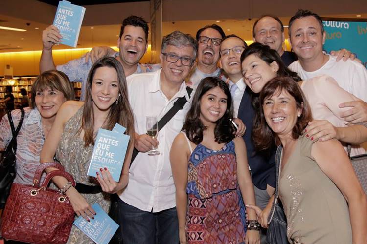 Personalidades prestigiam lançamento do livro “Antes que eu me Esqueça”, em SP
