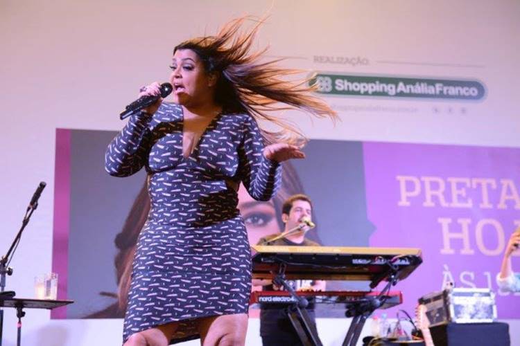 Apresentação de Preta Gil lota Shopping em São Paulo