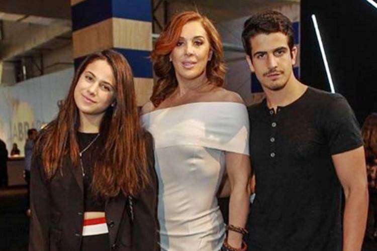 Claudia Raia exibe novo visual em evento de moda