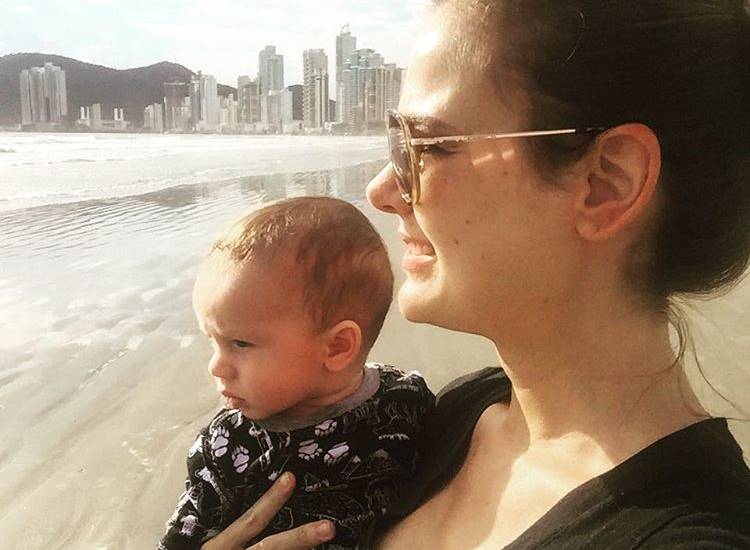 Thaís Pacholek leva o filho para conhecer o mar