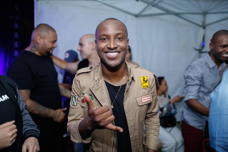 Thiaguinho reúne famosos em roda de samba