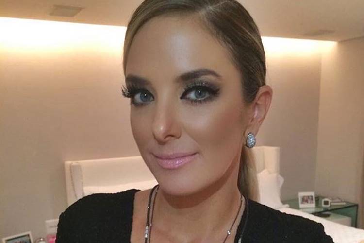 Ticiane Pinheiro usa vestido decotado em evento