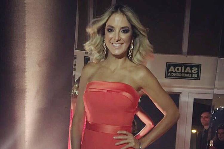 Solteira, Ticiane Pinheiro aparece de vestido vermelho e chama atenção dos internautas