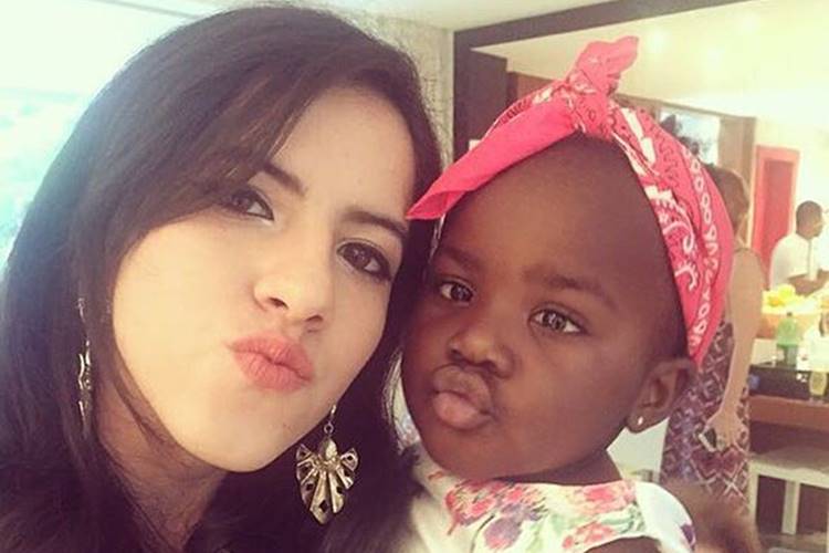 Titi aparece fazendo biquinho em selfie com irmã de Bruno Gagliasso