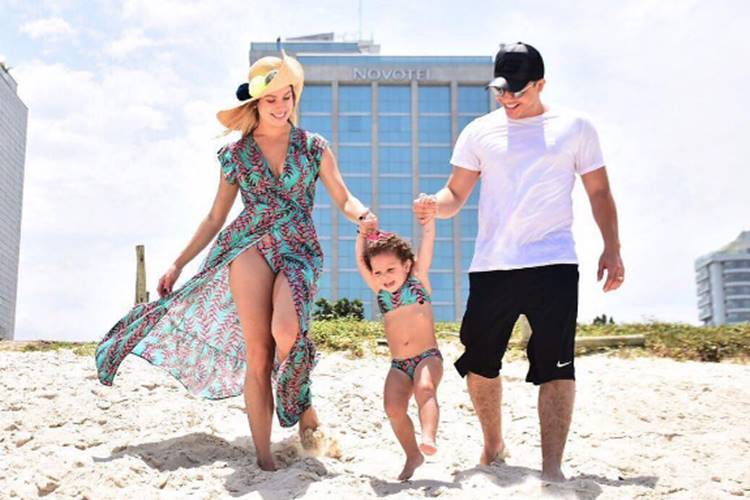 Wesley Safadão curte praia do Rio de Janeiro com a família