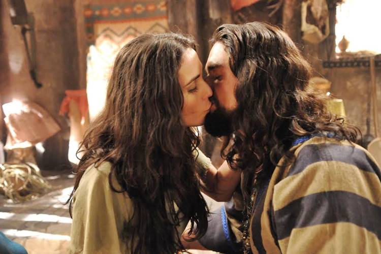 A Terra Prometida - Arauto e Tileia se beijam Munir Chatack/ Record