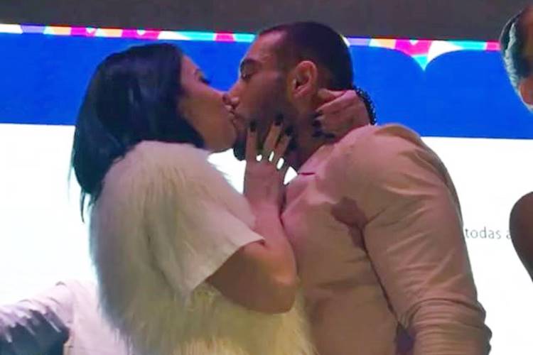 Alinne Rosa dá beijão em Lucas Lucco