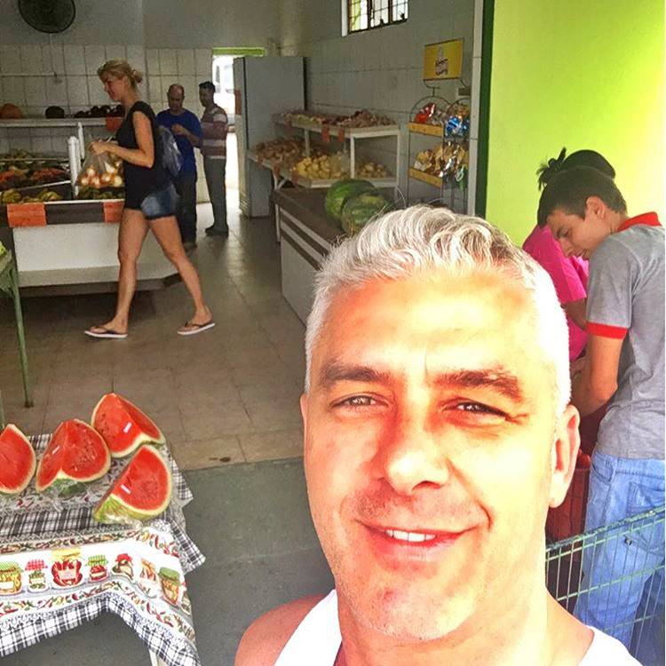 Marido de Ana Hickmann posta foto da apresentadora na quitanda