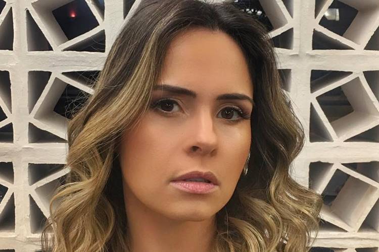 Ana Paula Renault é atacada por taxistas em aeroporto
