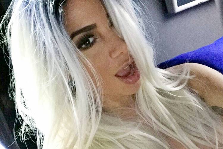 Anitta aparece com o visual platinado
