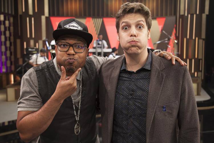 Cantor Buchecha mostra no ‘Programa do Porchat’ o resultado da cirurgia que fez nas bochechas